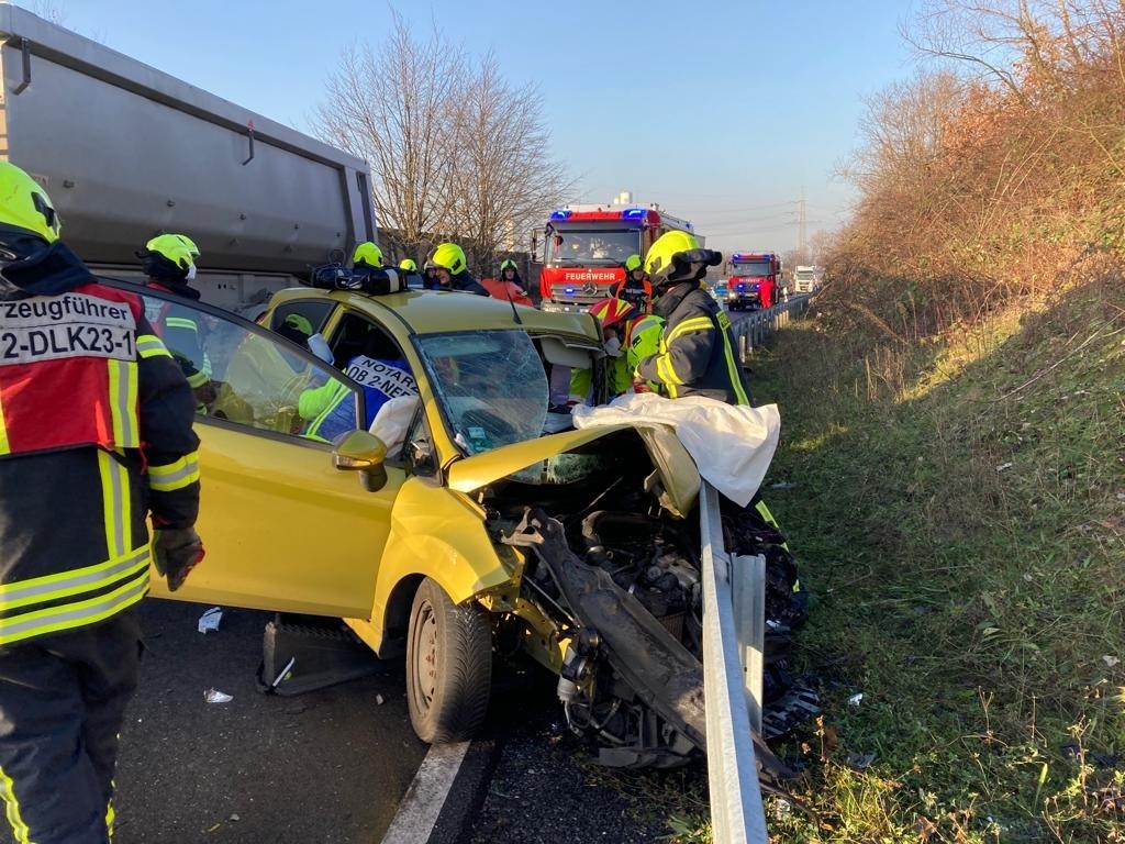 Die Feuerwehr Oberhausen mussten das Unfallopfer aus dem Wrack befreien.