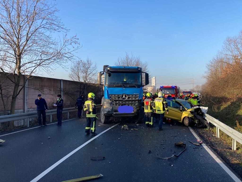 Das Auto krachte mit einem voller Wucht gegen einen Lkw.