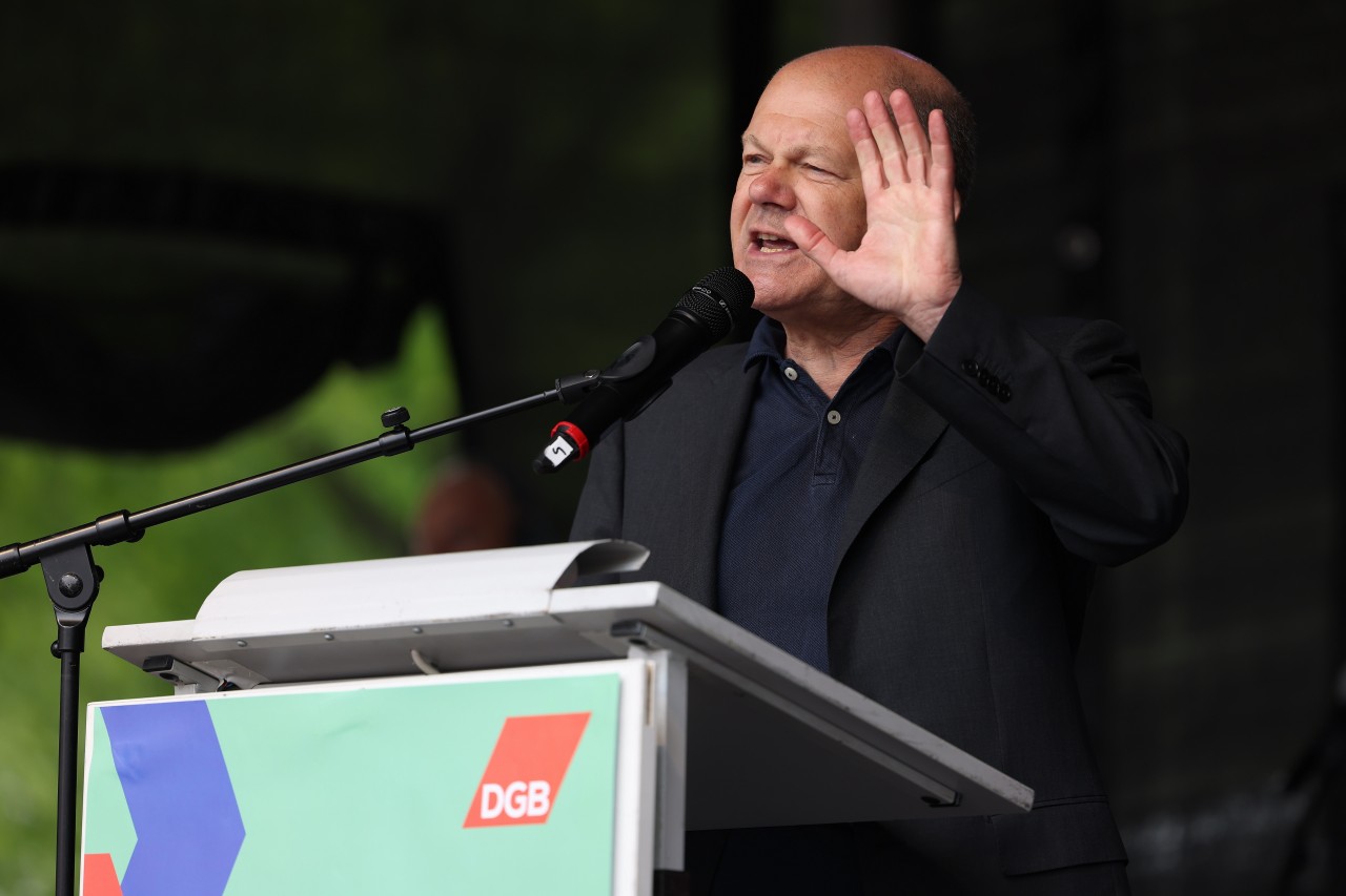 Olaf Scholz sah sich am 1. Mai in der NRW-Hauptstadt Düsseldorf mit einem wütenden Mob konfrontiert.