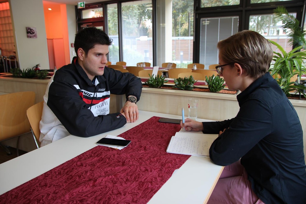 Dimitrij Ovtcharov (l.) vor dem Abflug zur EM im Gespräch mit Redakteurin Melanie Meyer.