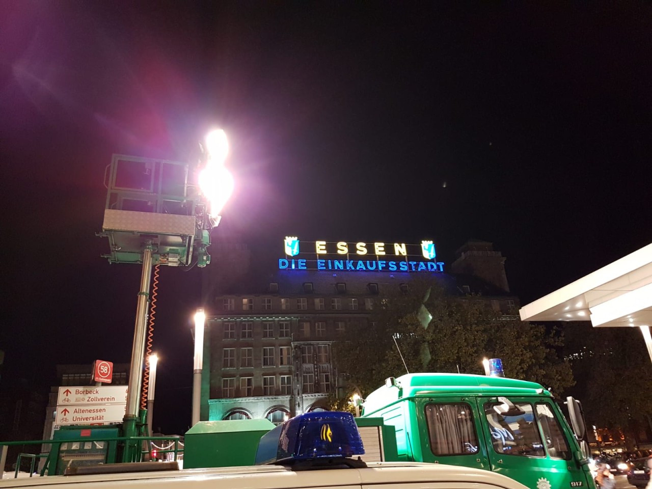 Die Polizei Essen hat dieses Jahr den Hauptbahnhof ausgeleuchtet.