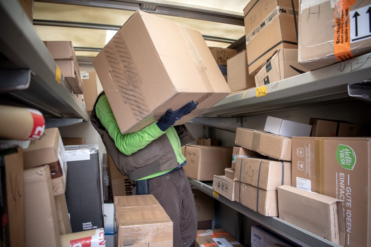 Paketboten müssen teilweise ziemlich viel schleppen. (Symbolbild)