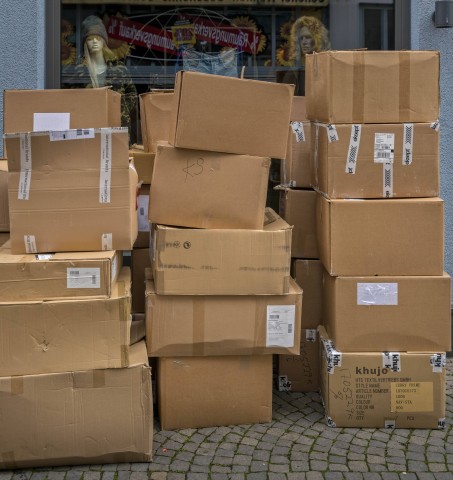 Ein Paket kam einem DHL-Bote komisch vor. Beim Öffnen machte er eine überraschende Entdeckung (Symbolfoto).