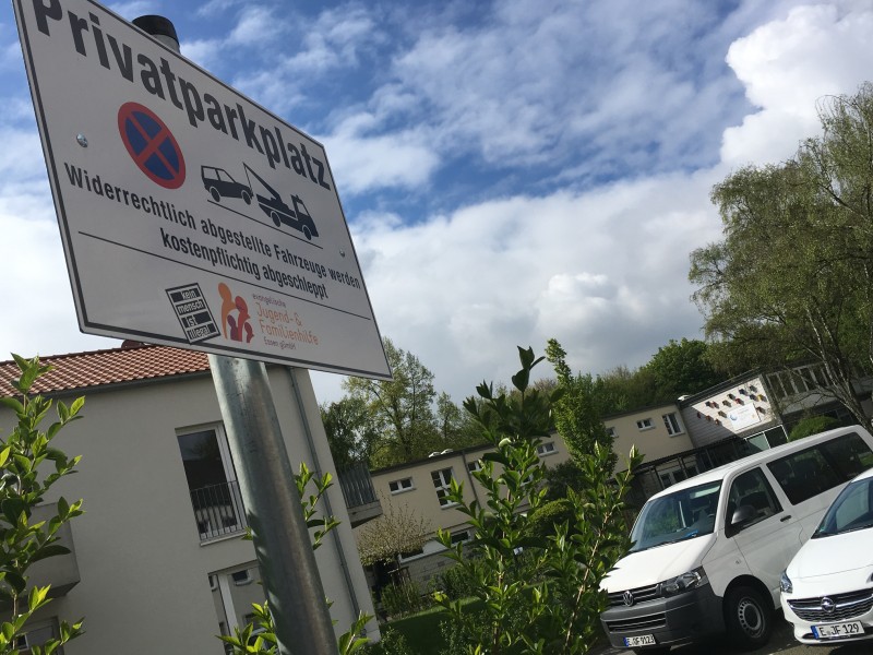 Der Privatparkplatz vor der evangelischen Einrichtung war der Sammelplatz für die Roma-Männer. 