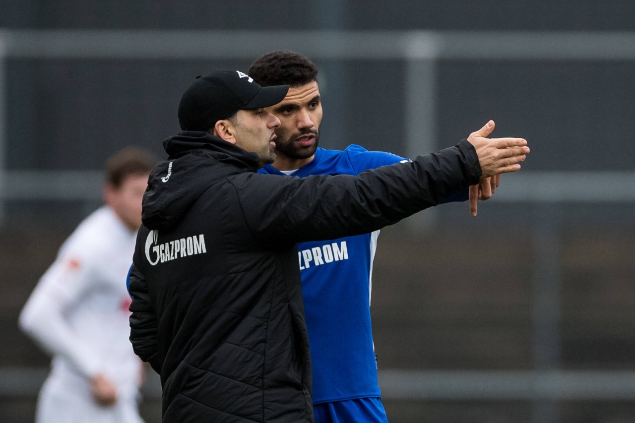 Victor Palsson bekommt Anweisungen von seinem Trainer.