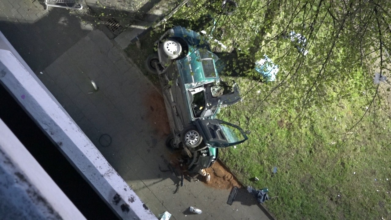 Ein furchtbarer Anblick: Der völlig demolierte VW Golf nach dem Parkhaus-Sturz in Essen.