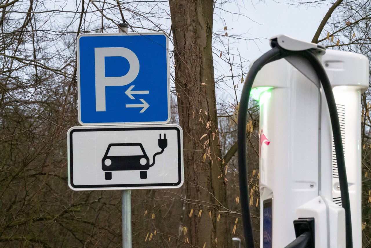 Wer hier mit seinem Verbrennerauto parkt, könnte bald tief in die Tasche greifen müssen. 