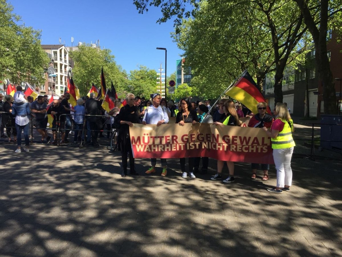 Pegida-Muetter-gegen-Gewalt-Demo-Duisburg.jpg