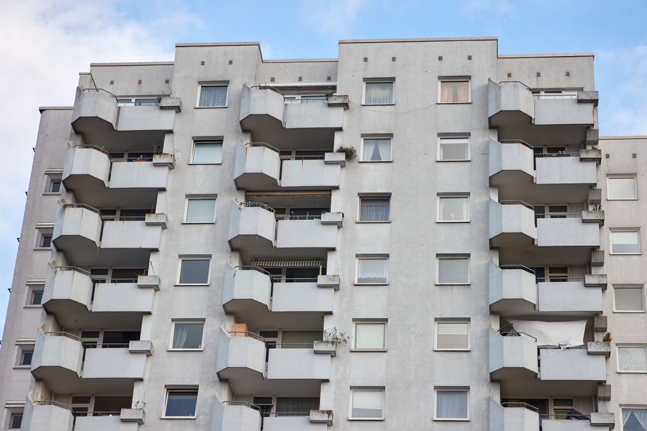 In einem Plattenbau wie diesem sind Bettina und Yasmina zu Hause. (Symbolbild)