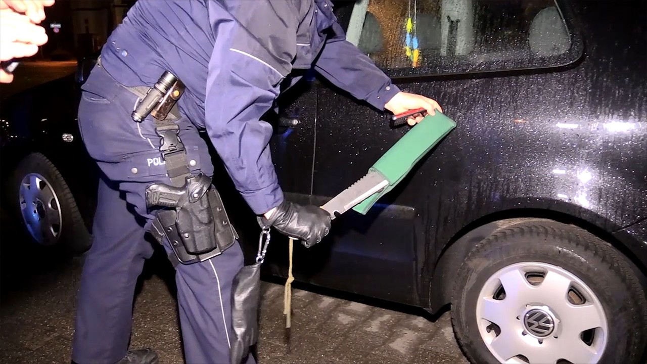 Polizisten fanden eine Machete.