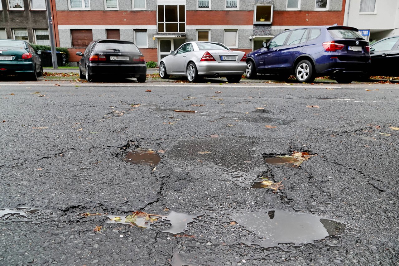 Die Polsumer Straße in Gelsenkirchen: Schlaglöcher, Spurrinnen und Asphaltrisse. 