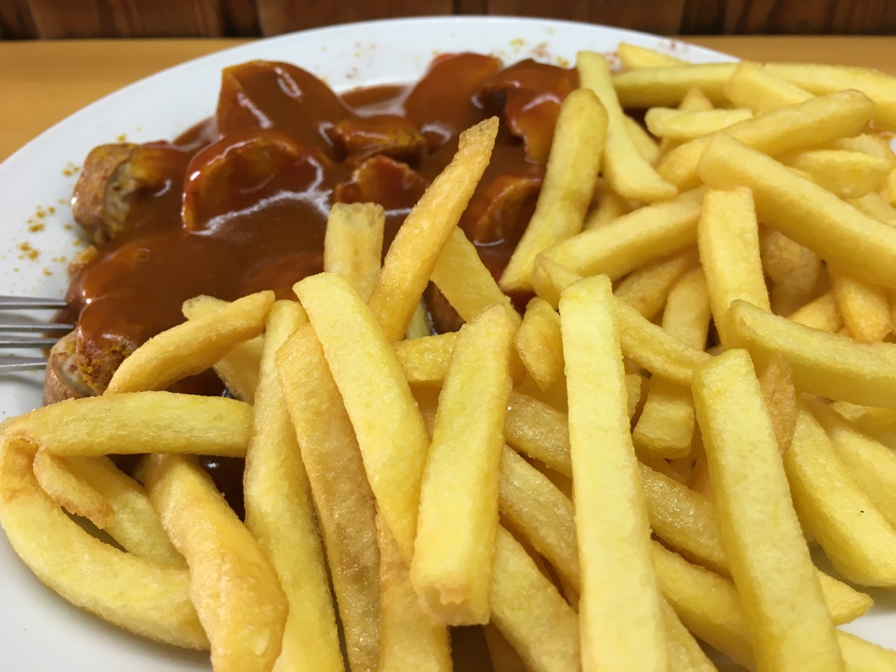 Lecker Pommes mit Currywurst.