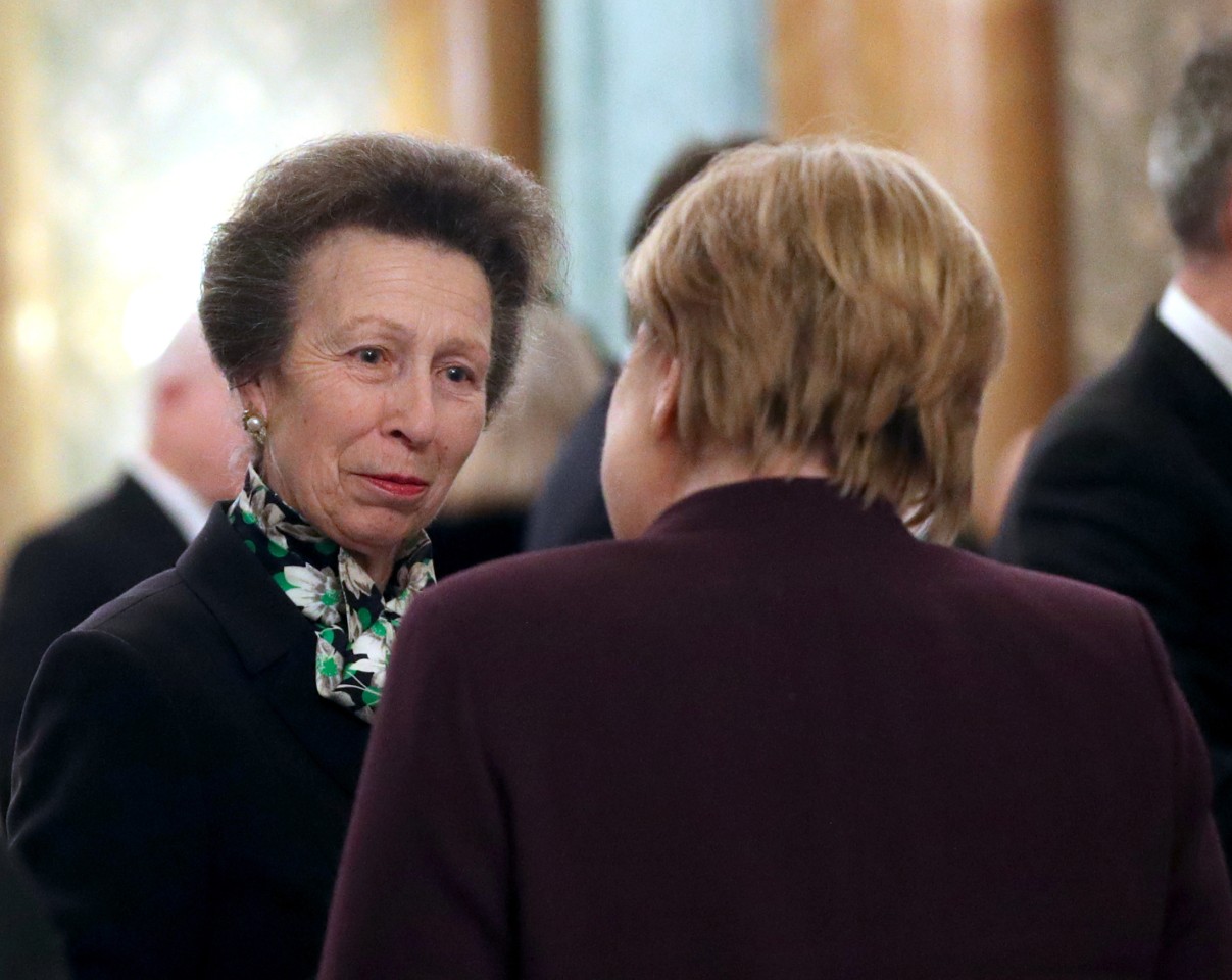 Gestatten, Prinzessin Anne, die Tochter von Queen Elizabeth II. Hier im Gespräch mit Bundeskanzlerin Angela Merkel.