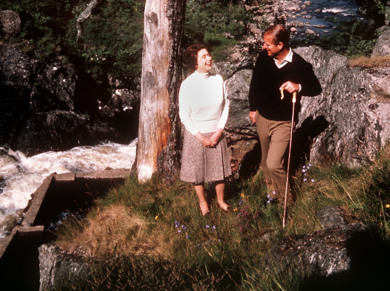 Queen Elizabeth II. und Prinz Philip bei einem Spaziergang im September 1972.