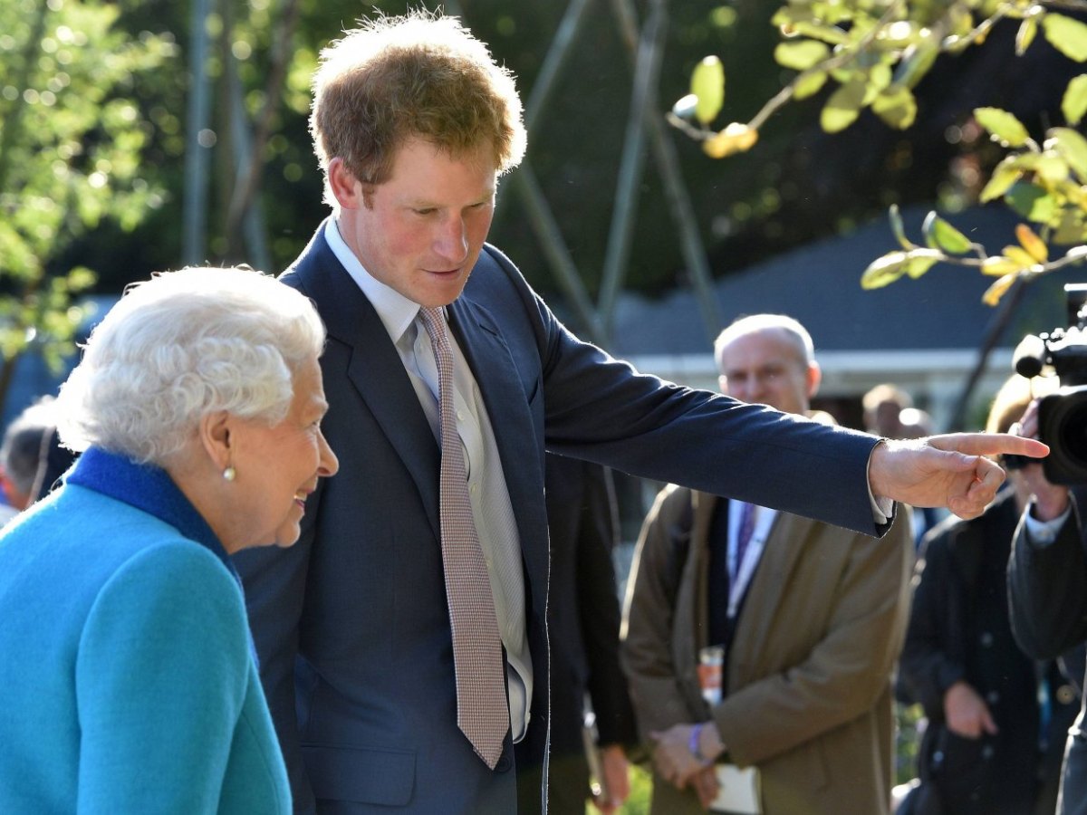 Queen und Prinz Harry.jpg