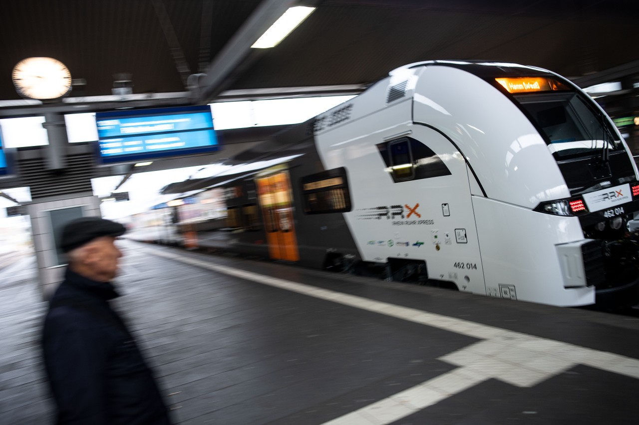 Als der Zug am Düsseldorfer Hauptbahnhof einfuhr, klickten die Handschellen. (Symbolbild)