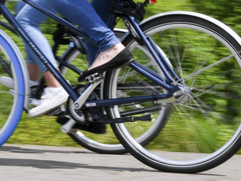 Radfahrerinnen sind auf einem Radweg unterwegs. Um die Bedingungen für Radfahrende in Sachsen-Anhalt zu verbessern, stellt der Bund 24,48 Millionen Euro bereit. Kommunen können nun Anträge auf die Finanzhilfen stellen.
