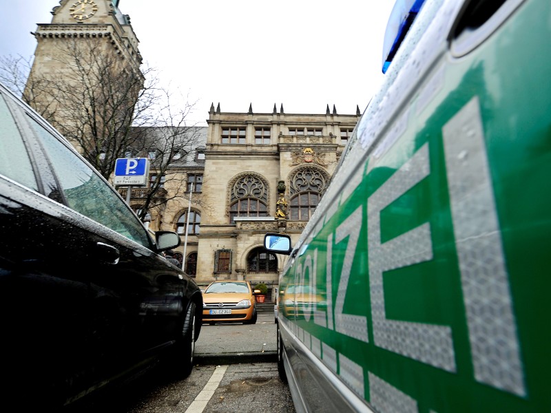 „Besuch ist da“, platzt Rechtsdezernent Wolfgang Rabe am 25. Januar gegen 10 Uhr in die Sitzung des Verwaltungsvorstandes im Duisburger Rathaus. Dort hätte man sich weniger Tamtam von der Justiz gewünscht. So aber sorgte die Razzia der Loveparade-Ermittler für Aufregung. 