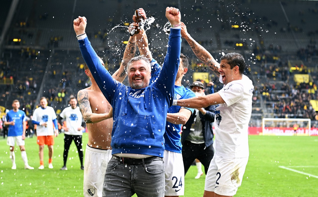 VfL-Trainer Thomas Reis wird mit Bier überschüttet.