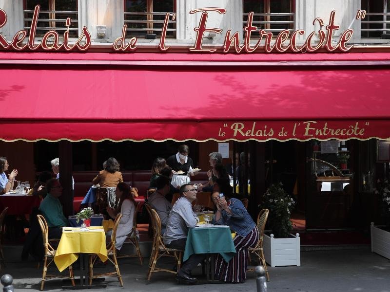 Restaurant-Besucher müssen ab 14. März nicht mehr ihren Impf- oder Genesenen-Nachweis vorzeigen. Gleiches gilt in Fernzügen, Kinos und Museen.