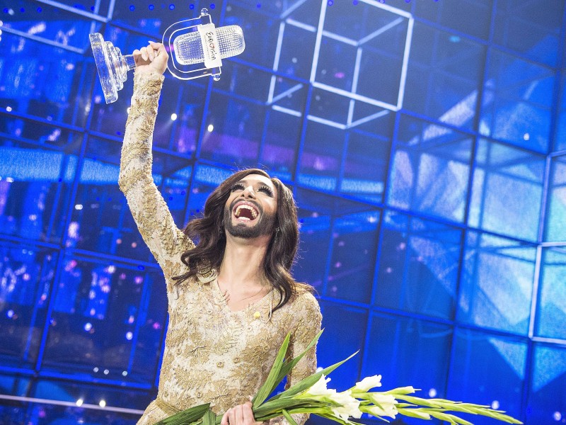 Conchita Wurst jubelt. Die Österreicherin konnte den Wettbewerb im Jahr 2014 in Kopenhagen für sich entscheiden. Wurst performte mit „Rise Like A Phoenix“ eine Ballade im Stil von James-Bond-Titelmelodien.