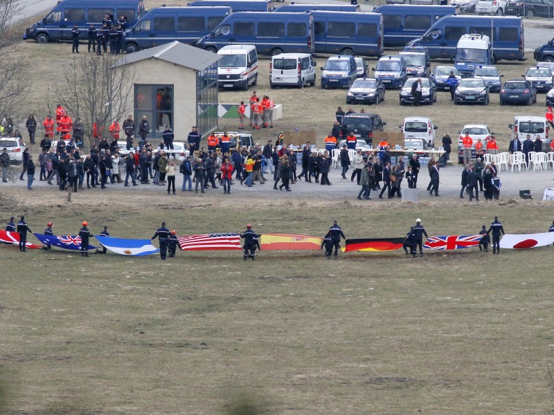 Knapp vier Wochen nach dem Absturz hatten die Helfer alle Wrackteile geborgen. Die Lufthansa hatte eine Spezialfirma mit den Aufräumarbeiten beauftragt. Die Überreste des Flugzeugs wurden per Hubschrauber abtransportiert und zunächst in einer Halle in Seyne-les-Alpes gelagert. Am 26. Mai 2015 kamen ...