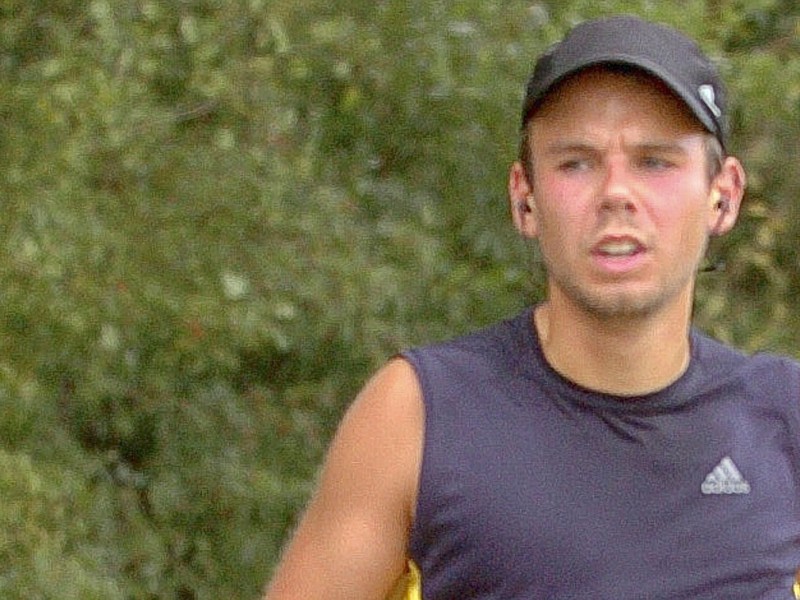 Am 30. März, sechs Tage nach dem Absturz, wurde offiziell mitgeteilt, dass Andreas Lubitz (hier ein Bild bei einem Halbmarathon im Jahr 2009) vor Jahren als suizidgefährdet eingestuft worden und in Psychotherapie gewesen war. 