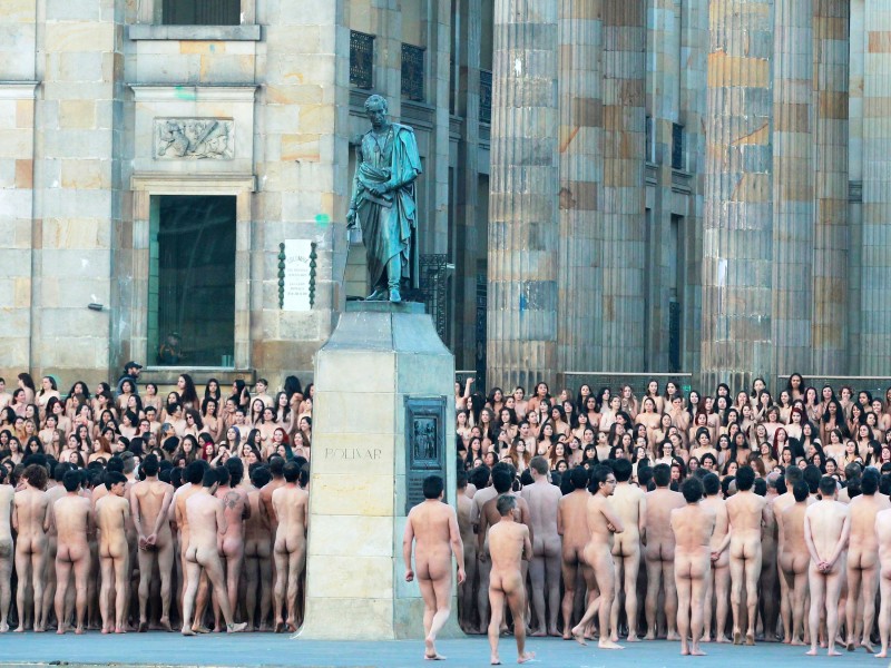 Etwas harmloser wirken die Aktionen des US-amerikanischen Künstlers und Fotografen Spencer Tunick. Er ist für seine temporären Installationen aus nackten Menschen bekannt. Diese Aktion fand 2016 auf dem Plaza Bolivar in Bogota statt. 