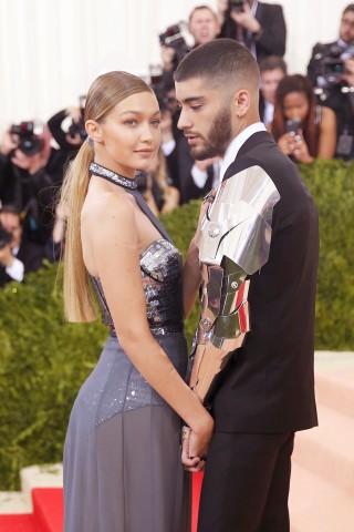 Händchenhalten und verliebte Blicke gehören der Vergangenheit an. Der ehemalige One-Direction-Sänger Zayn Malik und das US-Model Gigi Hadid gehen nach einer über zweijährigen Beziehung getrennte Wege. Beide gaben ihre Trennung Mitte März in einem Tweet bekannt. „Gigi und ich hatten eine unglaublich bedeutsame, liebevolle und fröhliche Beziehung“, schrieb Malik auf Twitter. Er habe großen Respekt und Bewunderung für Hadid „als Frau und als Freundin“.