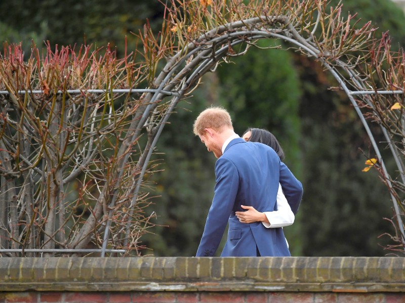 In dem südafrikanischen Land unterstützt der Enkel von Queen Elizabeth II. ein Hilfsprojekt für HIV-infizierte Kinder. Der Ring wurde von Harry selbst entworfen.