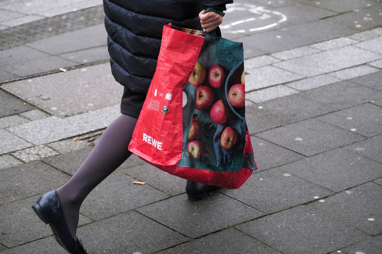 Bei Rewe, Aldi und Co ist seit dem 1. Januar eine Sache verboten. (Archivbild)