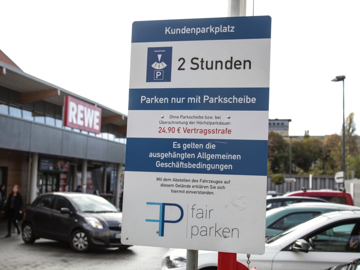 Rewe Parkplatz schild