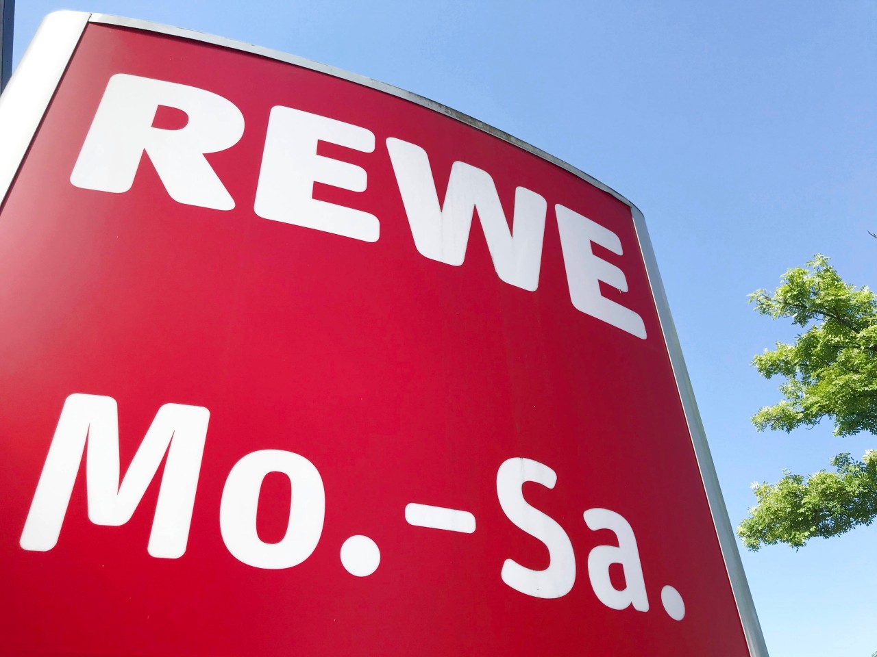 Rewe: Tragödie in Supermarkt – Frau tot, nun gibt es erschreckenden Verdacht (Symbolbild).