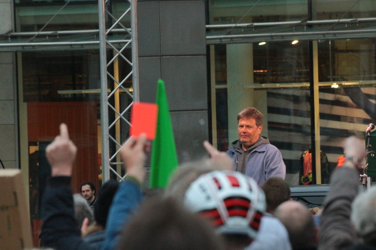 Die rote Karte gehörte zu den milderen Formen des Protests gegen Robert Habeck an diesem Tag in Dortmund.