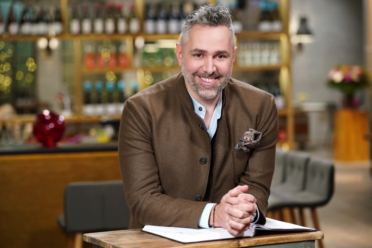 Roland Trettl hilft den Kandidaten der Vox-Show „First Dates” beim Flirten.