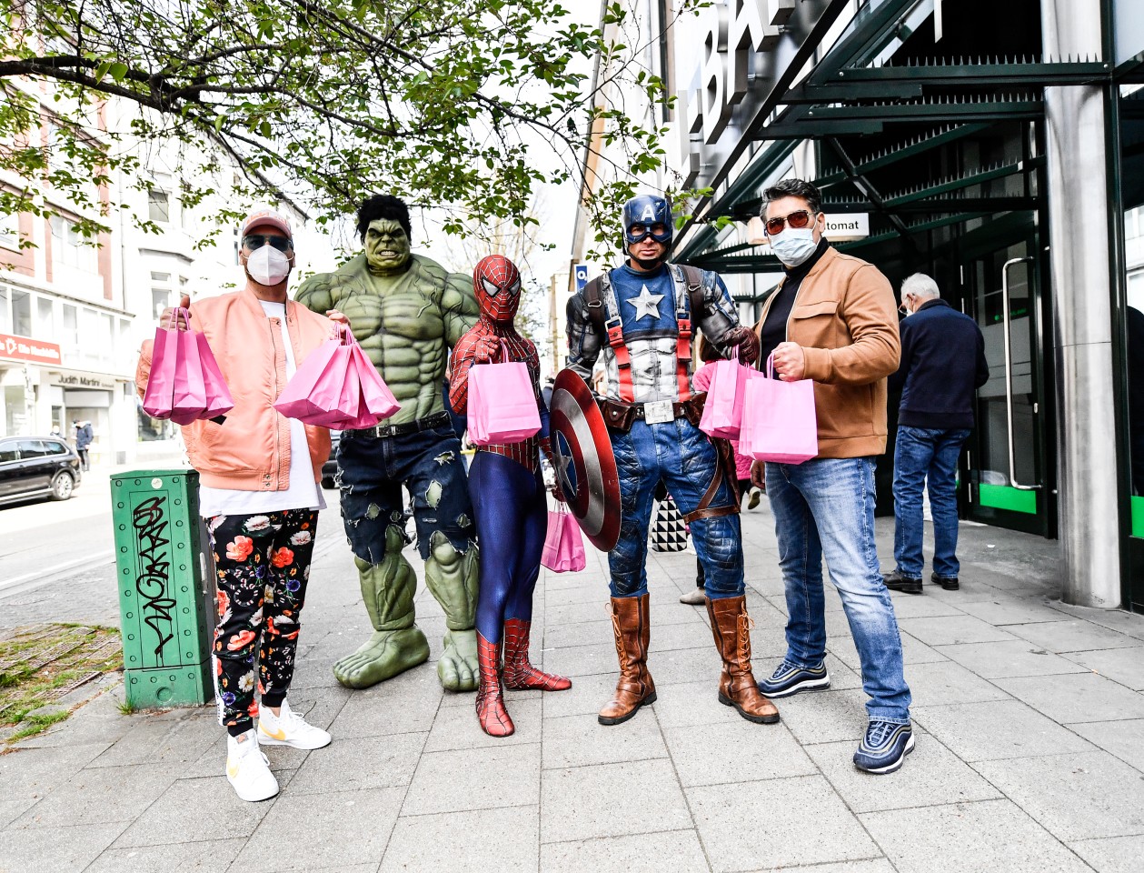 Essen: Zusammen mit Captain America, Spider-Man und dem Hulk verteilten die Künstler Dennis Klapschus und Miloud Rabah auf der Rü Motivationstüten an die Menschen