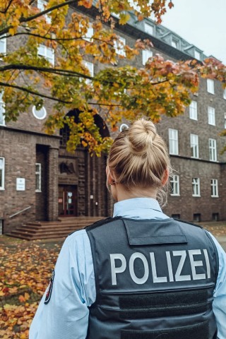 Auf Instagram kann man Polizistin Anna im wahrsten Sinne über die Schulter schauen.