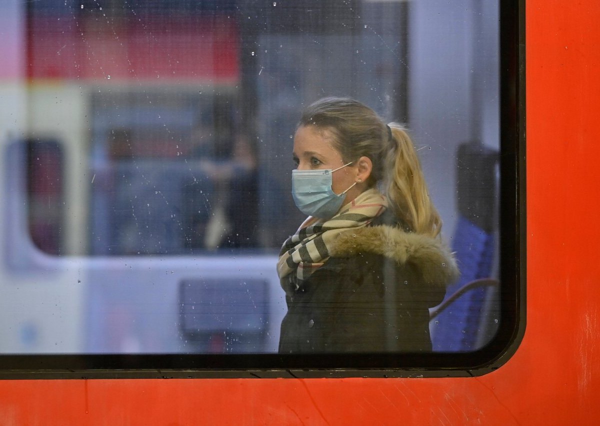 S Bahn Essen Frau neu