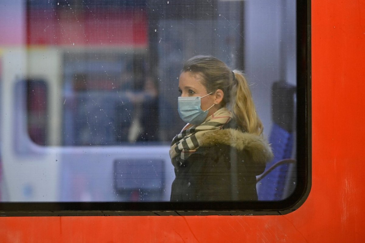 S Bahn Essen Frau neu