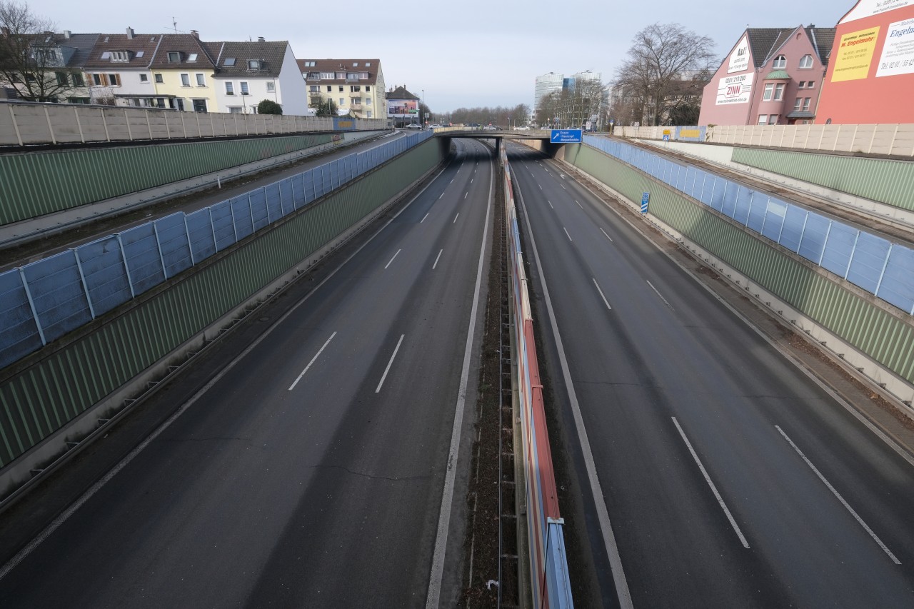 Ein ungewohntes Bild: die A52 wie ausgestorben.