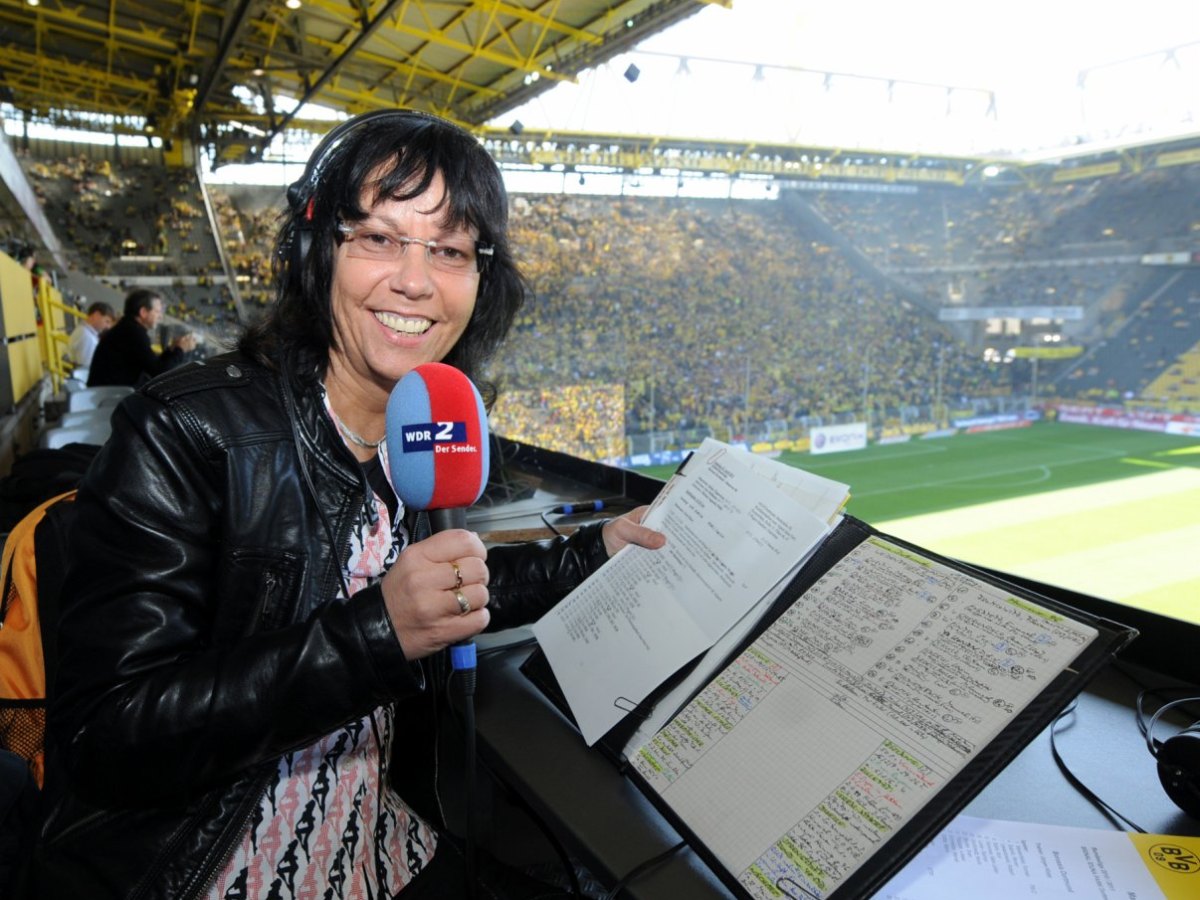 Sabine Toepperwien bei einer Liga-Live-Uebertragung der Fussball-Bundesliga.jpg