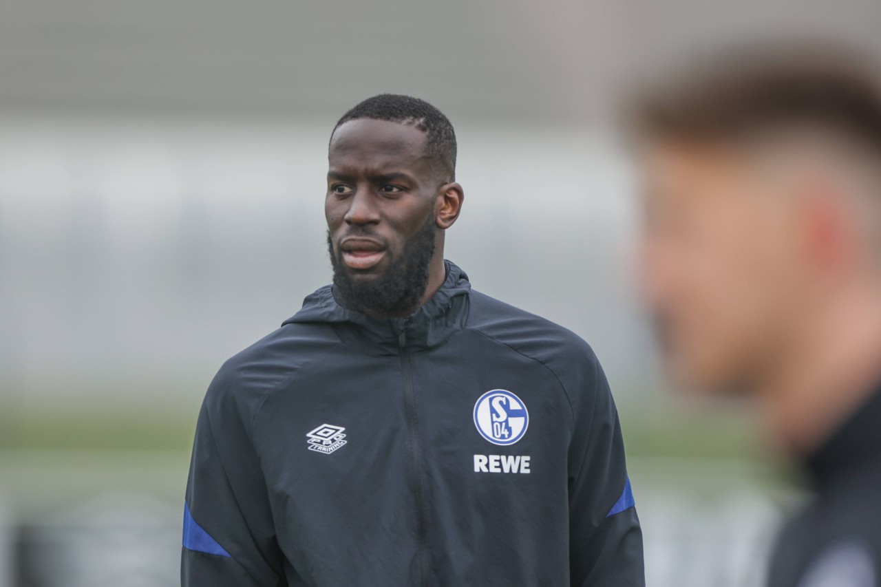 Sein letztes Spiel für Schalke und dennoch muss Salif Sané zusehen.