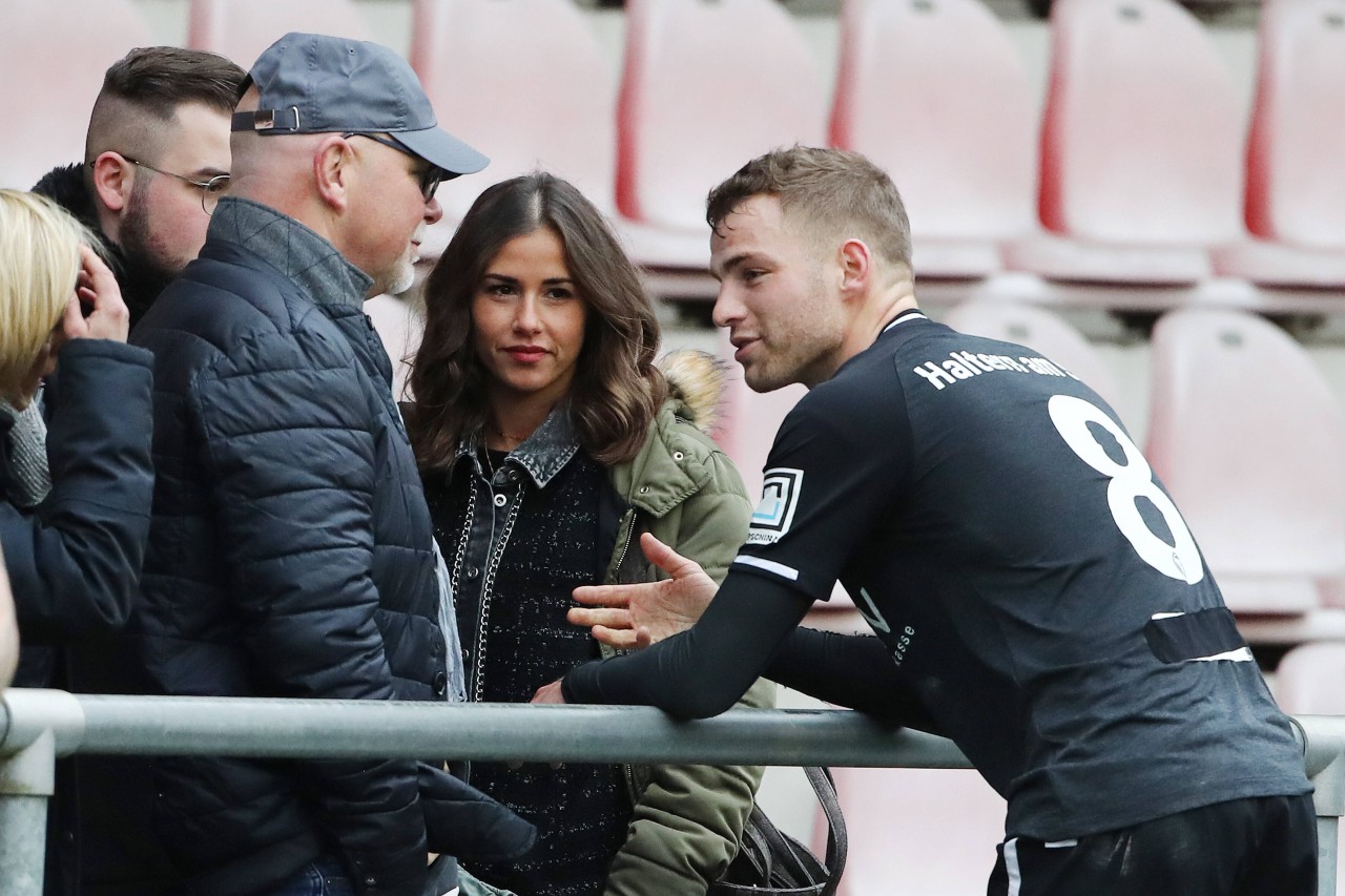 Sarah Engels und ihr Mann Julian (r.) bei einem Fußballspiel im Februar 2020.