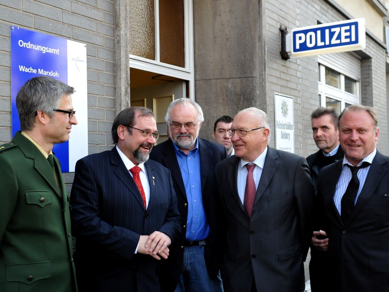 Hans-Peter Bölling, Leiter des Duisburger Ordnungsamtes (hier 2009, zwischen Adolf Sauerland und dem damaligen Polizeipräsidenten Rolf Cebin). Bölling zählte zu den 16 Personen, gegen die ein Anfangsverdacht der fahrlässigen Tötung und Körperverletzung bestand. Er soll es versäumt haben, „die erforderlichen Prüfungen“ vorzunehmen. Darum seien ihm weder das Fehlen der Lautsprecheranlage noch die Verengungen auf der Rampe durch Bauzäune aufgefallen.