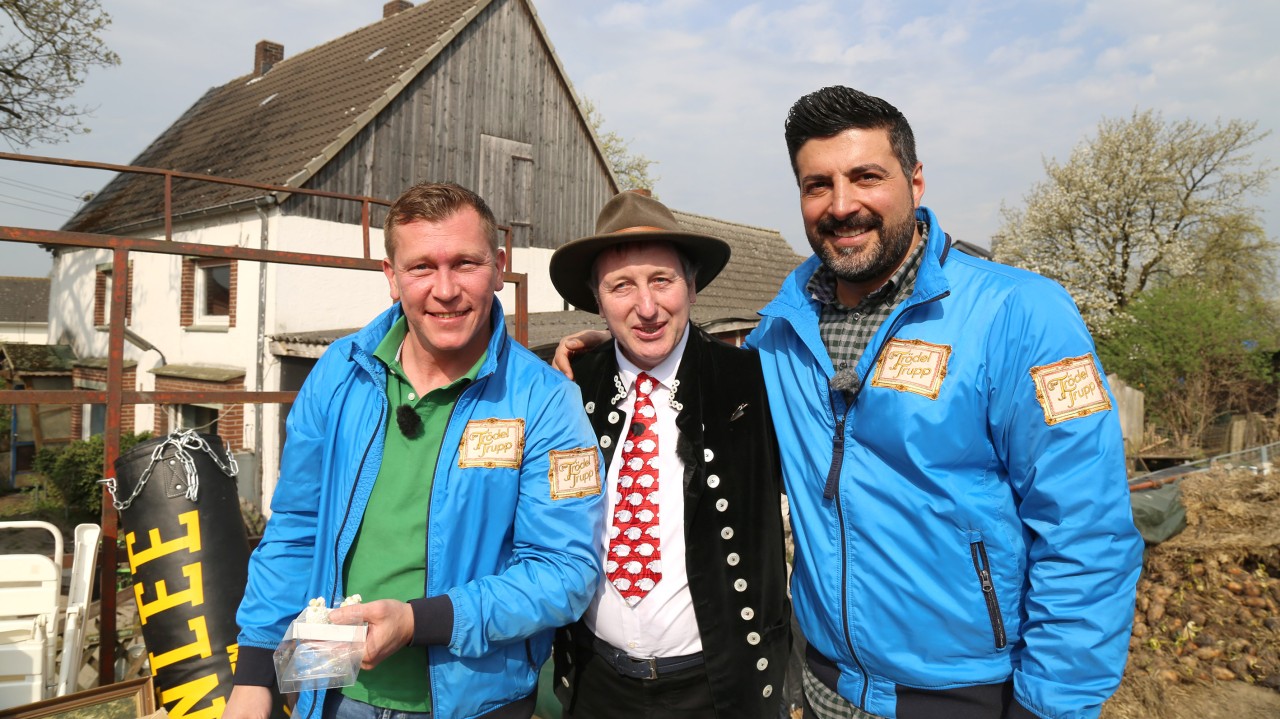 Schäfer Heinrich bekommt auf seinem Hof Hilfe von Otto und Sükrü (r.) von „Der Trödeltrupp“.