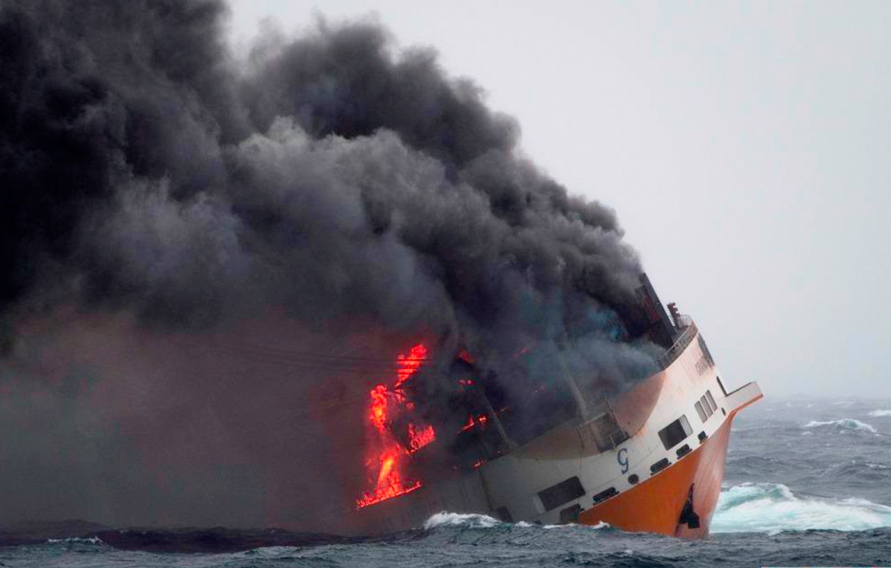 Um das Containerschiff soll sich ein rund zehn Kilometer langer und etwa ein Kilometer breiter Ölteppich gebildet haben.