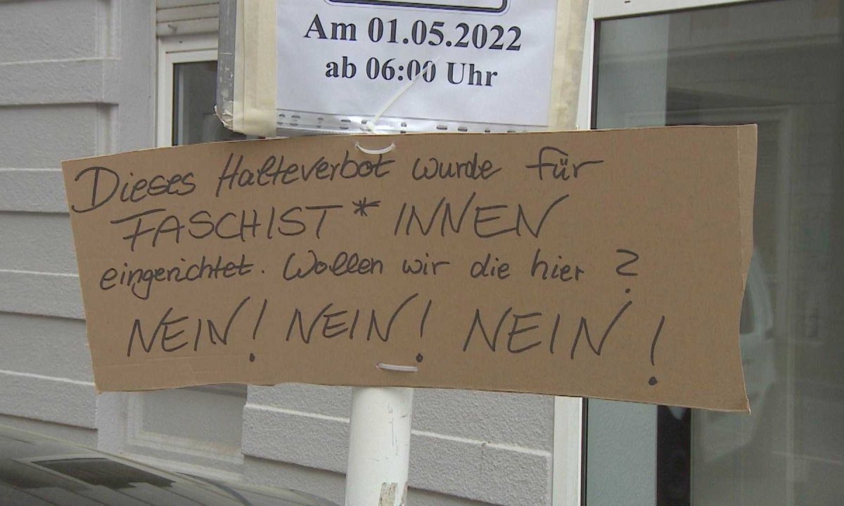 Schild gegen Nazi-Demo
