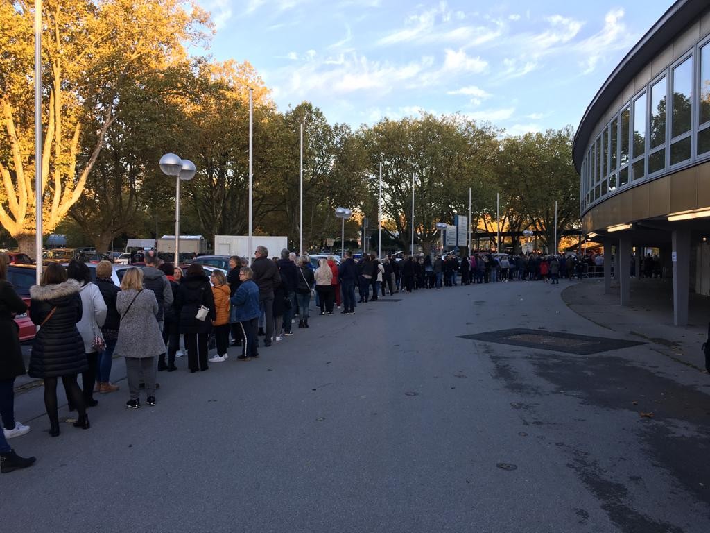 „Schlagerboom“ (ARD): Vor Konzertbeginn warten die Fans geduldig in der Schlange. Die Corona-Regeln werden beachtet