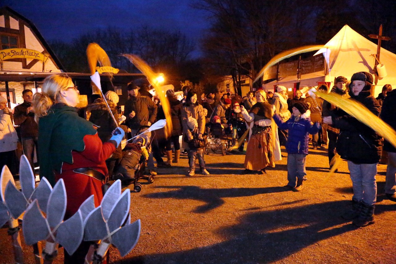 In Mülheim gibt es den Weihnachtsmarkt am Schloss Broich, der den Besucher ins Mittelalter zurückversetzt.