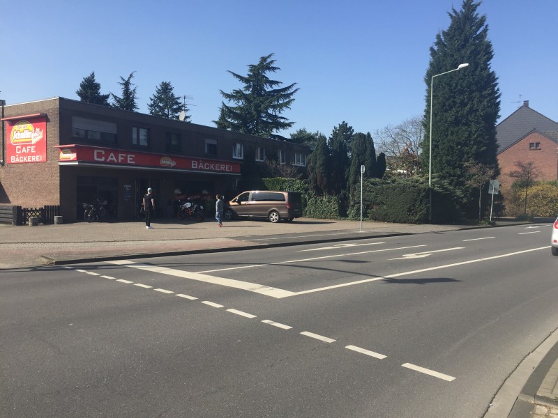 ... hier vor der Bäckerei Schollin an der Dorfstraße.